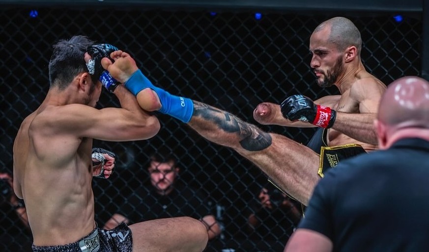 Jake Peacock couvre habituellement son moignon avec un gant de boxe. Mais pas depuis qu'il a rejoint le ONE Championship, où l'on porte des gants de MMA.
