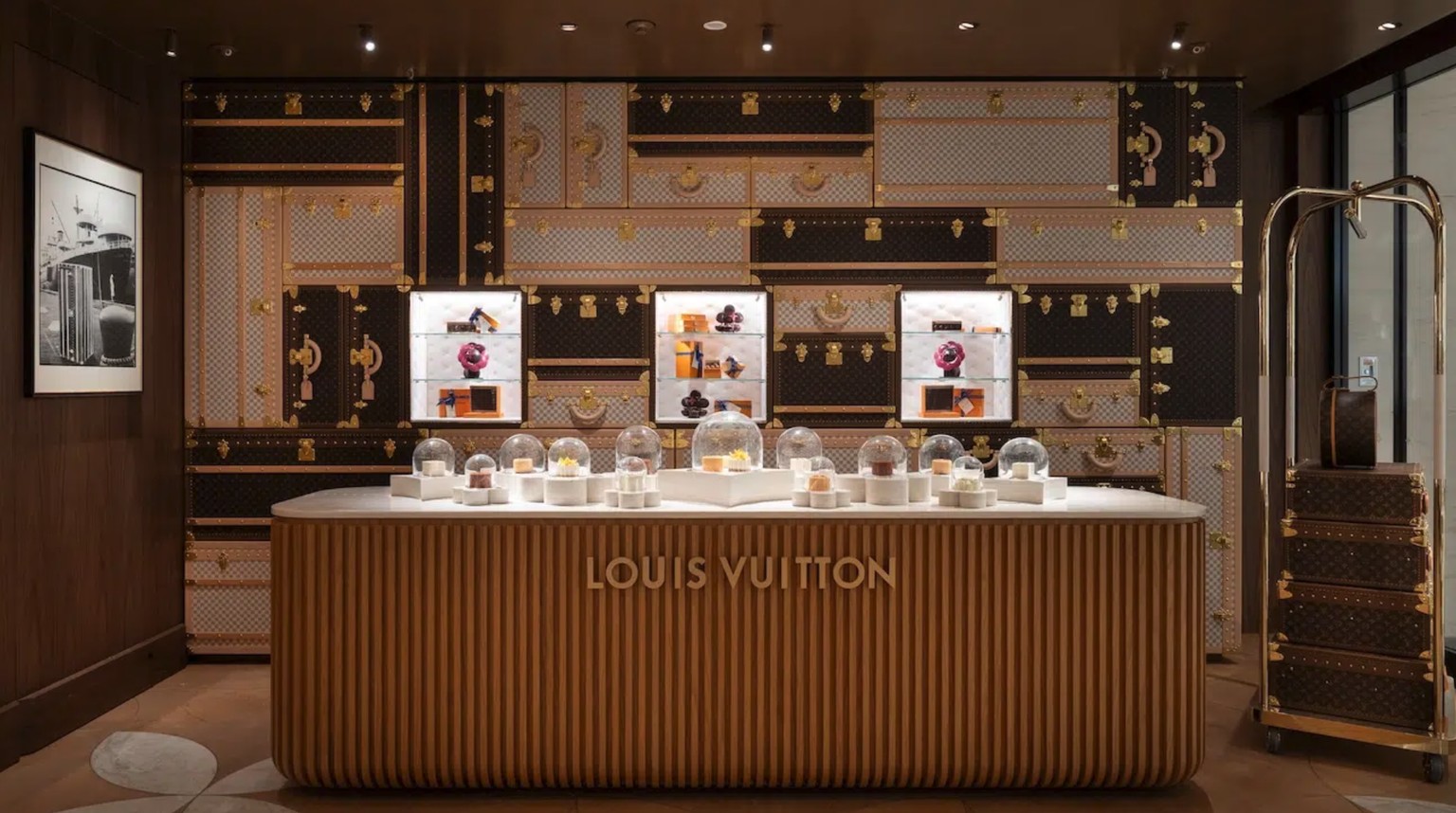 Le Louis Shanghai est un concept-shop en forme de bateau créé par Louis Vuitton dans la ville de Shanghai, en Chine.