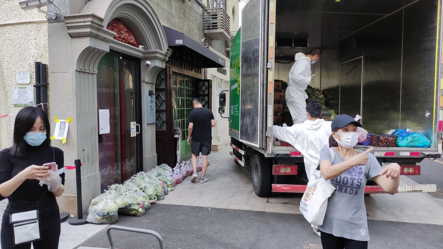Une livraison de sacs de légumes et de fraises arrive. Un sac a coûté environ 110 renminbi (16 francs). Quantité minimale de commande: 50 pièces.