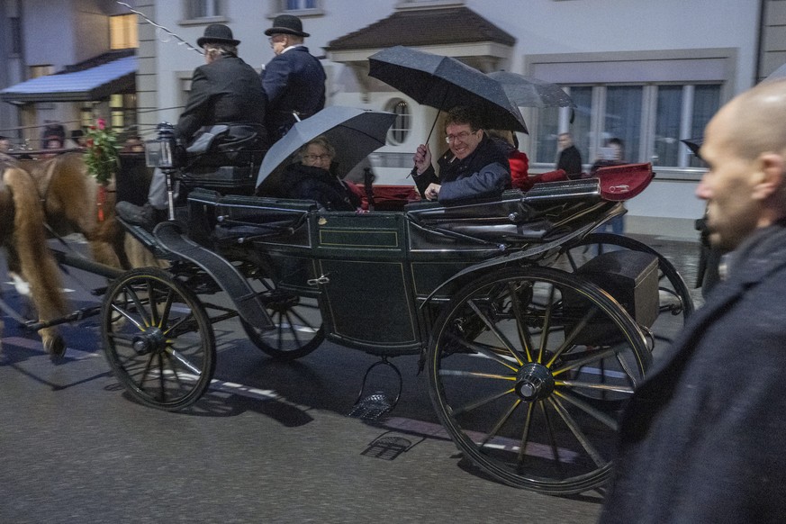 Albert Rösti fête son statut de conseiller fédéral à Kanderstag. Ambiance paysanne dans la calèche.