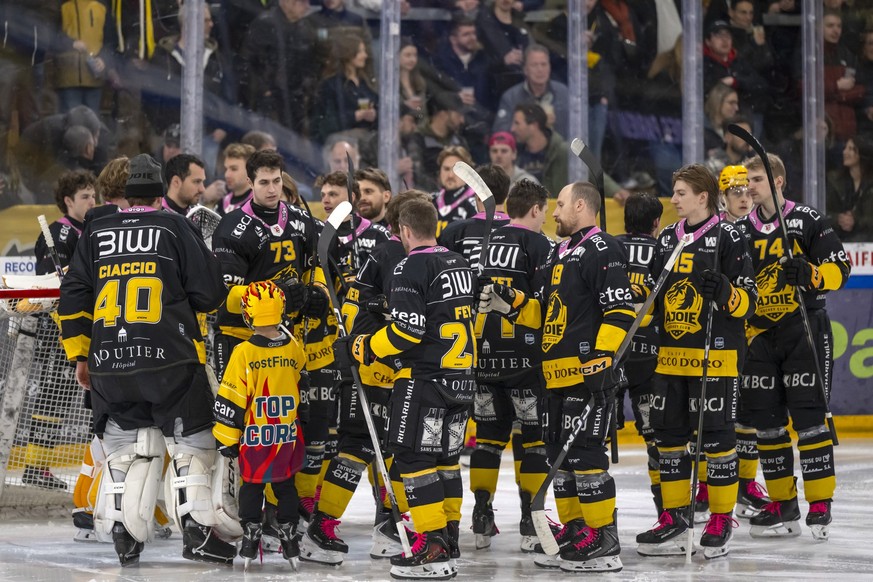Ein Einlaufkind klatscht mit den Spielern des HC Ajoie ab vor dem Qualifiaktionsspiel der Eishockey National League zwischen dem HC Ajoie und dem HC Ambri-Piotta in der Raiffeisen Arena in Porrentruy, ...