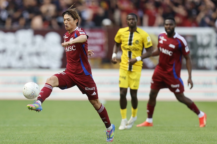 Keigo Tsunemoto (SFC) in Aktion im Super League Spiel zwischen Servette FC und BSC Young Boys, am Sonntag, 11. Mai 2025 im Stade de Geneve in Genf. (KEYSTONE/Peter Klaunzer)