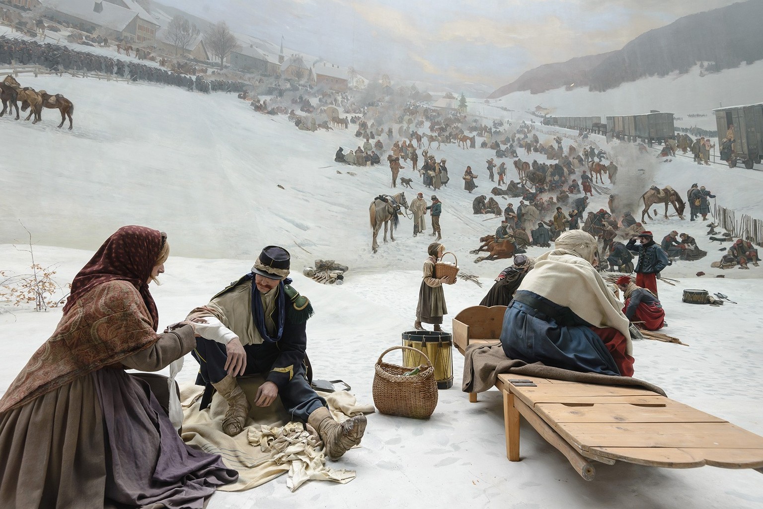 Mannequins au premier plan, tableau au second plan: le panorama Bourbaki place spectatrices et spectateurs au centre supposé de l’action.
https://commons.wikimedia.org/wiki/File:Luzern-Bourbaki.jpg