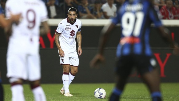 Torino&#039;s Ricardo Rodriguez prepares to take a free kick during the Serie A soccer match between Atalanta and Torino at Gewiss Stadium in Bergamo, Italy, Thursday Sept. 1, 2022. (Spada/LaPresse vi ...