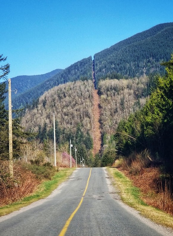 Le Canada à gauche, les États-Unis à droite.