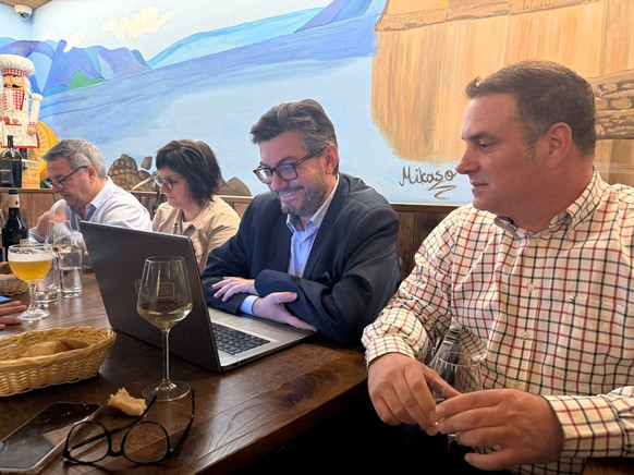 Au QG, Kevin Grangier et le conseiller national UDC Michaël Buffat scrutent les résultats.