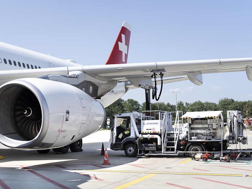 Un avion Swiss lors du ravitaillement en carburant