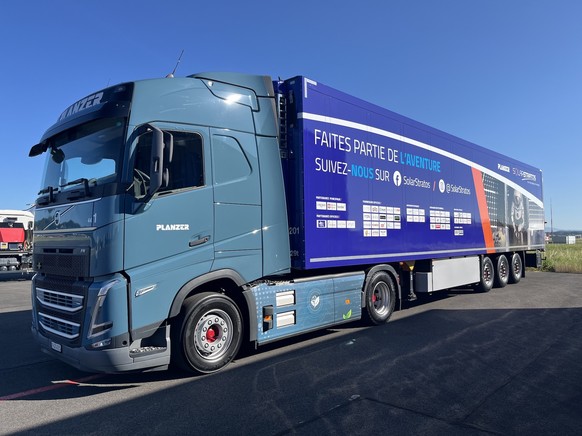 Une course entre un avion solaire et un camion électrique? C&#039;était à Payerne, avec SolarStratos.