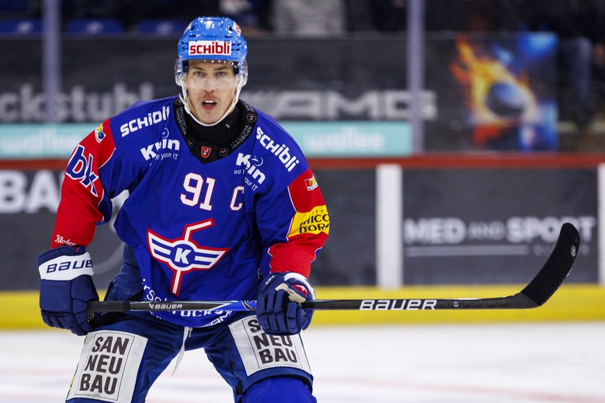 EHC Kloten Stuermer Reto Schaeppi waehrend dem Qualifikationsspiel der Eishockey-Meisterschaft der National League zwischen den Teams EHC Kloten und HC Ajoie am Dienstag, 23. September 2025, in Kloten ...