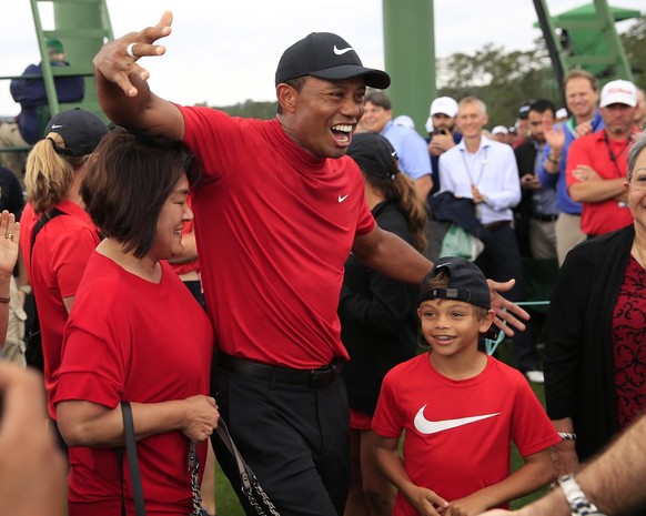 epa07507095 Tiger Woods of the US celebrates with family after winning the 2019 Masters Tournament at the Augusta National Golf Club in Augusta, Georgia, USA, 14 April 2019. The 2019 Masters Tournamen ...