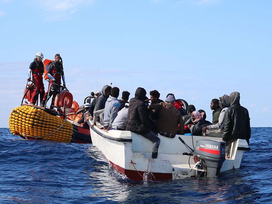 Les femmes ne constituent qu'une petite part des migrants et sont souvent mises au milieu des embarcations par les hommes pour les prot