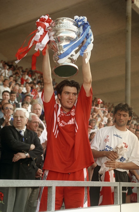 Sion-Spieler Raphael Wicky stemmt am 8. Juni 1997 im Wankdorfstadion in Bern den Pokal fuer den FC Sion nach dem Sieg im Cupfinal gegen den FC Luzern in die Hoehe. Sion gewinnt den Final im Penaltysch ...