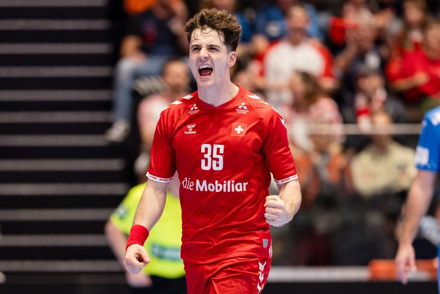 Noam Leopold (CHE) jubelt im Handball Testspiel zwischen der Schweiz (CHE) und Kroatien (HRV) in der Pilatus Arena am Samstag, 1. November 2025 in Kriens. (KEYSTONE/Philipp Schmidli)