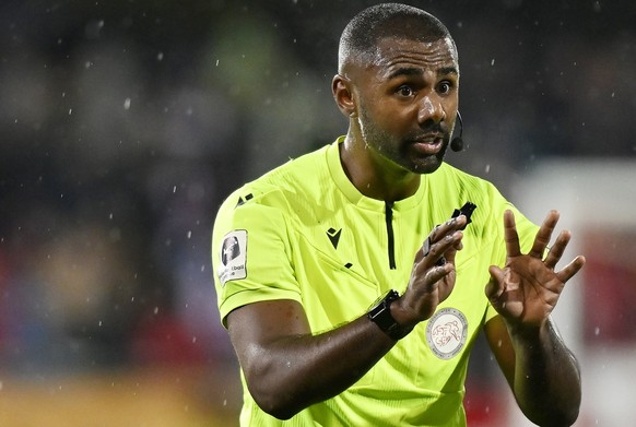 Schiedsrichter Anojen Kanagasingam beim Fussballspiel der Super League FC Winterthur gegen die .BSC Young Boys im Stadion Schuetzenwiese in Winterthur am Samstag, 4. November 2023. (KEYSTONE/Walter Bi ...
