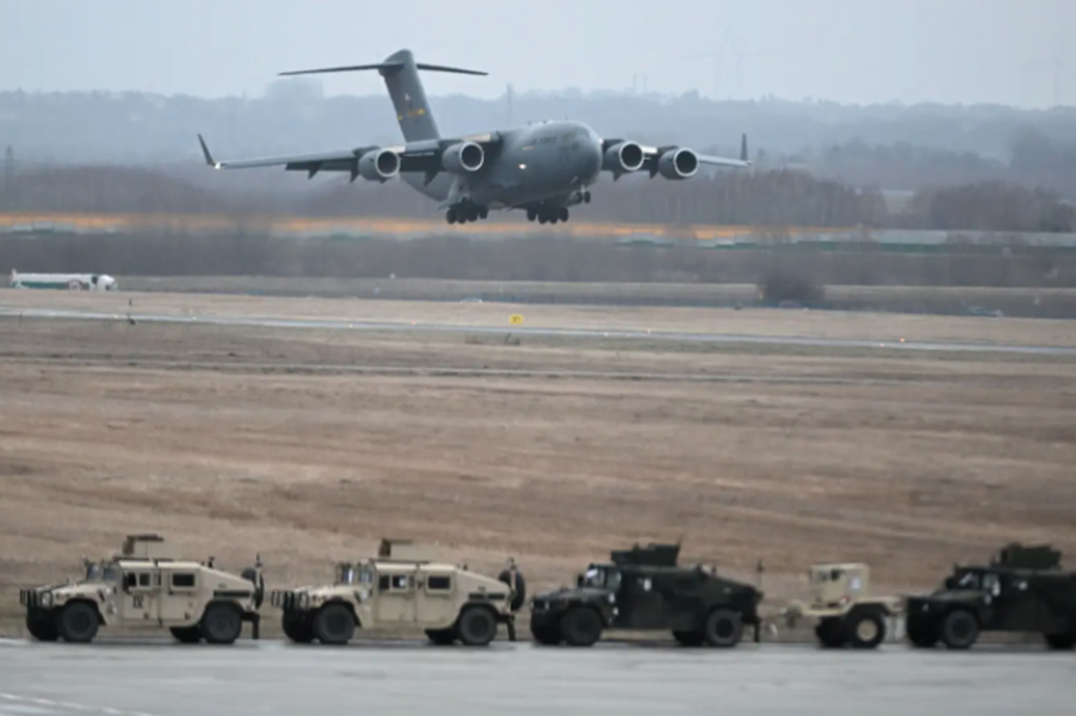 « Très préoccupés par le fait que la situation devienne incontrôlable » : les États-Unis se préparent à une « urgence » dans la guerre au Moyen-Orient
En 24 heures, 50 transports américains C-17 atter ...