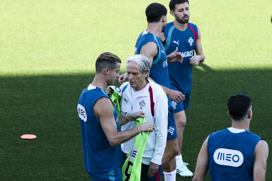 epa13258201 Portugal's head coach Jorge Jesus speaks with player Cristiano Ronaldo (L) during a training session ahead of the UEFA Nations League match against Wales at Cidade do Futebol, Oeiras, ...