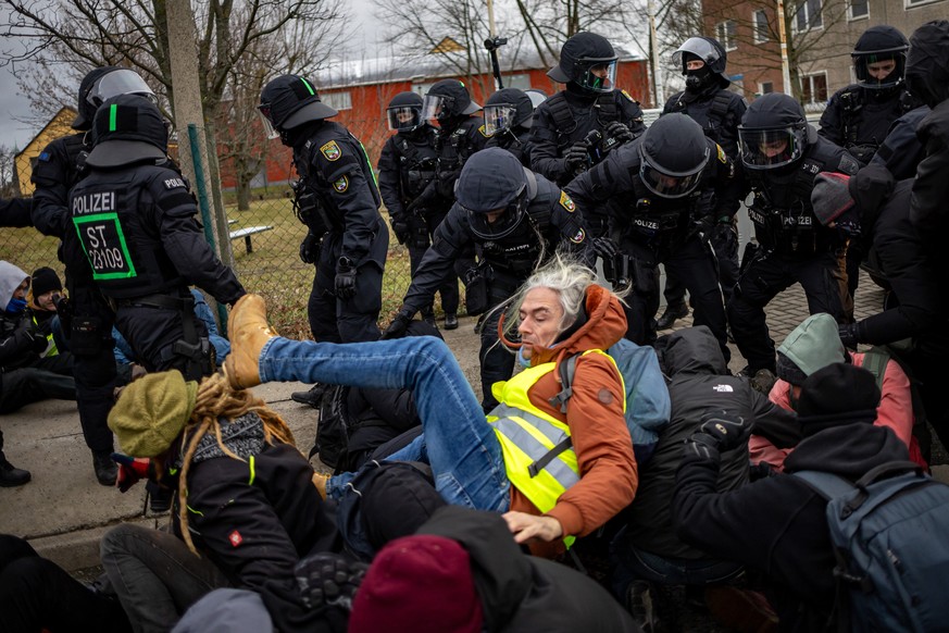 epa11818054 Riot police clash with demonstrators blocking a road near the conference hall ahead of the Alternative for Germany (AfD) federal conference, in Riesa, Germany, 11 January 2025. The AfD wil ...