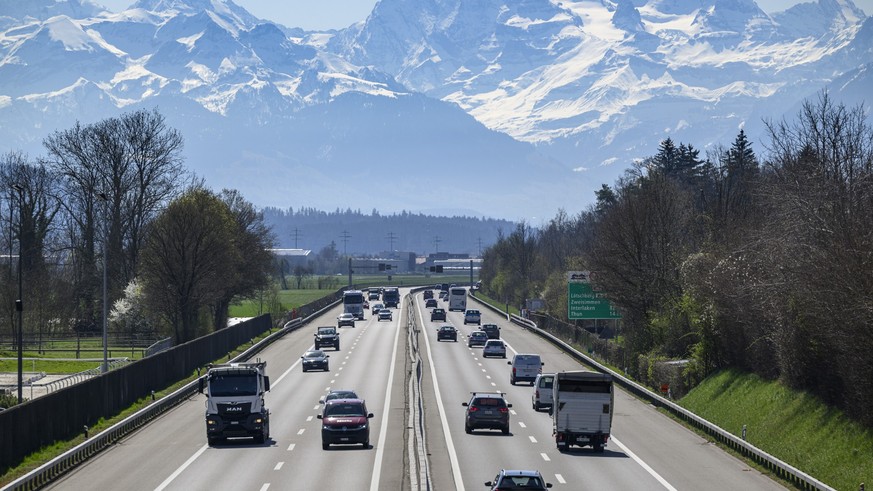 Die Autobahn A6 bei Muensingen mit Blick in Richtung Bluemlisalphorn, fotografiert am Freitag, 4. April 2025. (KEYSTONE/Christian Beutler)