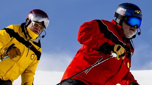 Claude, droite, guide et responsable de la formation, aide Herve, gauche, un skieur malvoyant lors d&#039;une journee de ski sur les pistes du Groupement romand des skieurs aveugles et malvoyants (GRS ...