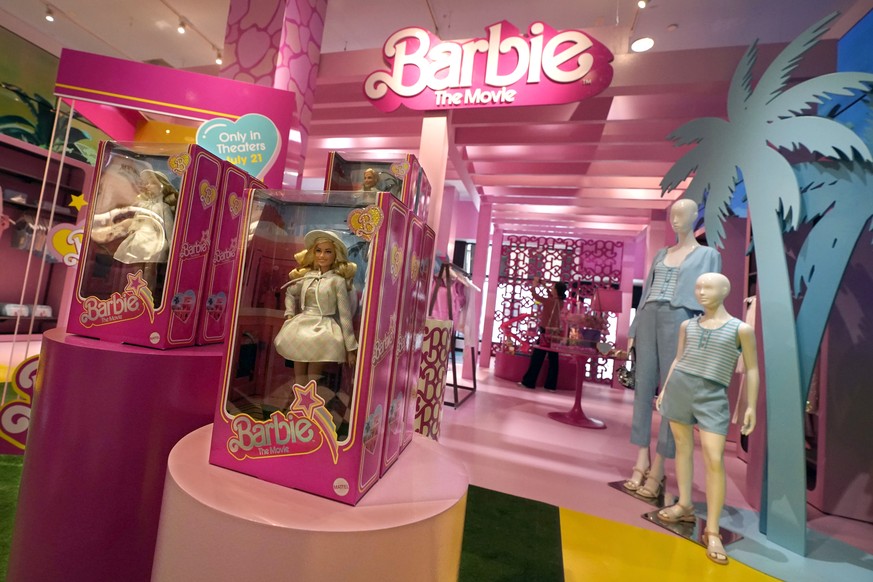 Des articles sur le thème de Barbie sont présentés dans un rayon spécial de Bloomingdale's, à New York.