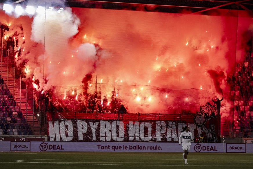 Les supporters genevois allument des fumigenes lors de la rencontre de football de Super League entre FC Lausanne-Sport et Servette FC le mercredi 29 octobre 2025 au stade de la Tuiliere a Lausanne. ( ...