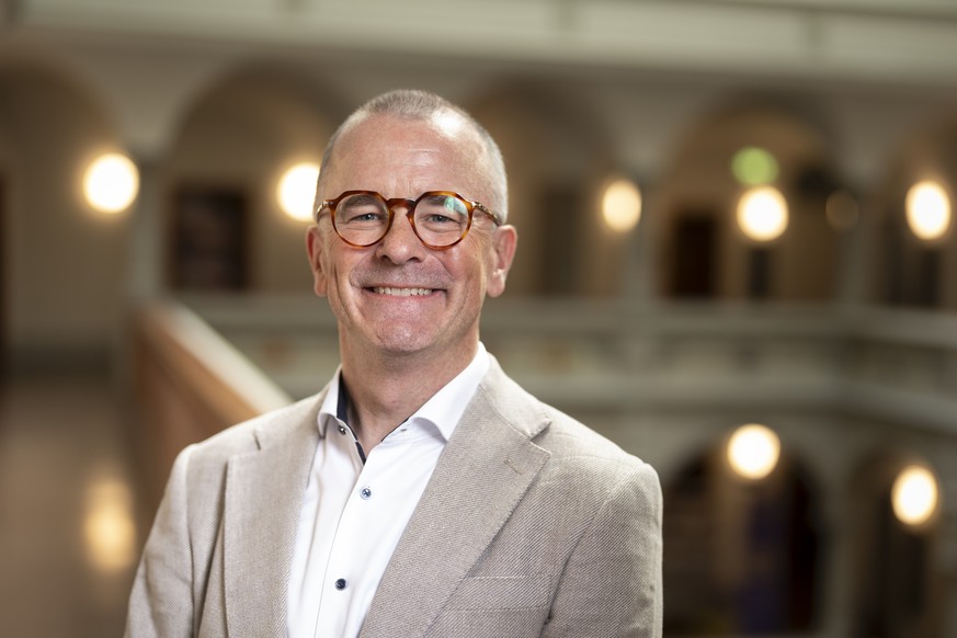 Der neu gewaehlte Stadtpraesident Raphael Golta (SP) posiert im Lichthof anlaesslich des zweiten Wahlgangs fuer das Stadtpraesidium im Stadthaus in Zuerich am Sonntag, 10. Mai 2026. (KEYSTONE/Gaetan B ...