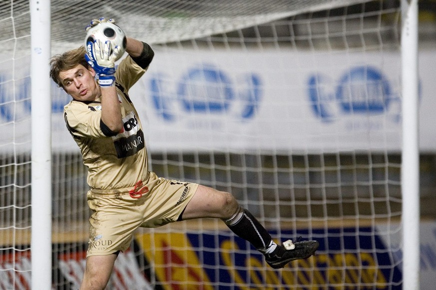 Le gardien Biennois Alain Meyer arrette un but lors de la rencontre de football de Challenge League entre FC Lausanne-Sport et le FC Biel-Bienne, ce samedi 06 decembre 2008 au stade Olympique de la Po ...