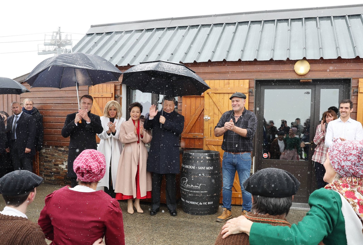 Le président chinois Xi Jinping et son épouse Peng Liyuan assistent à un spectacle de danse folklorique locale avec le président français Emmanuel Macron et son épouse Brigitte Macron au Col du Tourma ...