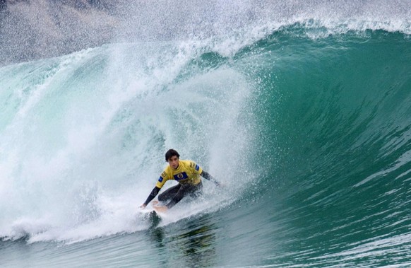 Sur cette image publiée par l&#039;Association of Surfing Professionals, Hodei Collaza chevauche une vague sur sa planche de surf lors du deuxième tour du Billabong Pro, tournoi de surf, pour battre T ...