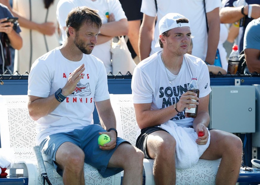 Dominic Stricker (à droite) ne travaille plus avec Dieter Kindlmann, ancien coach d'Elise Mertens et Angélique Kerber.