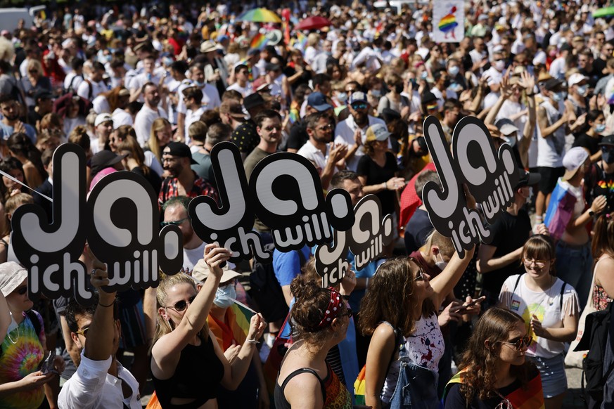 epaselect epa09446985 People demonstrate at the Zurich Pride parade with the slogan &#039;Dare. Marriage for all, now!&#039;, for the rights of the LGBTIQ community in Zurich, Switzerland, 04 Septembe ...