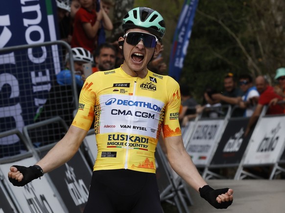 Paul Seixas exulte: il vient de frapper un grand coup au Tour du Pays basque.