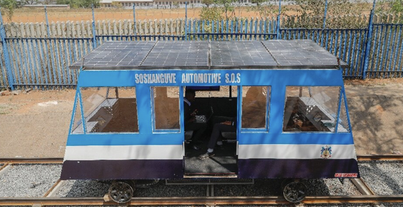 locomotive train transport énergie solaire adolescents élèves afrique du sud