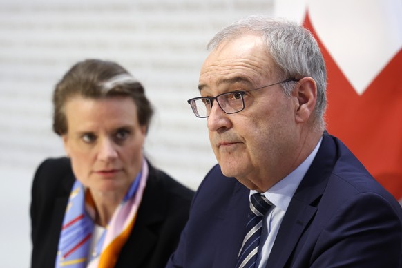 Bundesrat Guy Parmelin, vorne, und Martina Hirayama, Staatssekretaerin fuer Bildung, Forschung und Innovation (SBFI), waehrend einer Medienkonferenz zur Vernehmlassung zum neuen Bundesgesetz ueber die ...