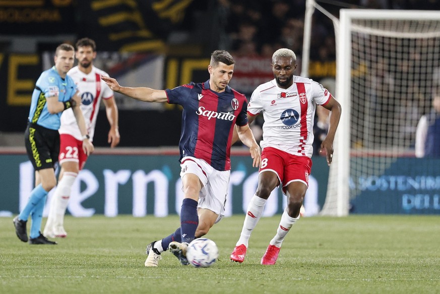 epa11277177 Bologna&#039;s Remo Freuler (L) and Monza&#039;s Jean-Daniel Akpa Akpro (R) in action during the Italian Serie A soccer match between Bologna FC 1909 and AC Monza, in Bologna Italy, 13 Apr ...