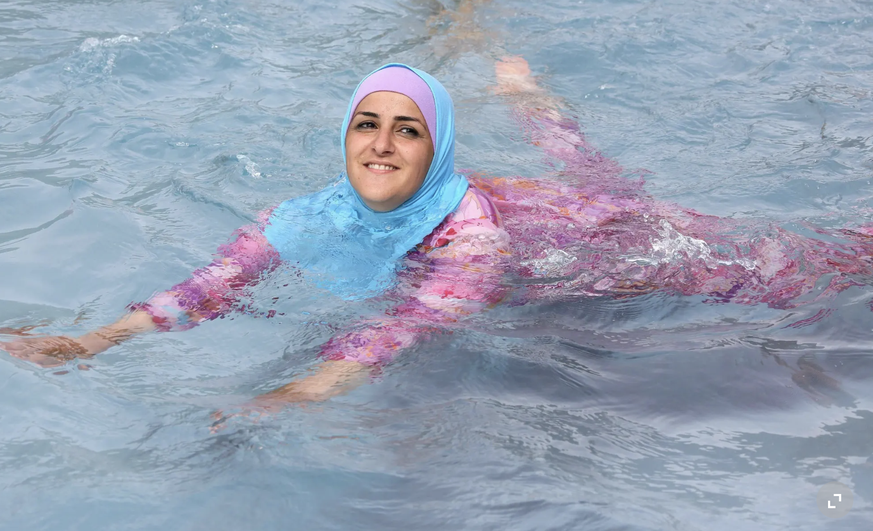 Image d’illustration d&#039;une femme portant un burkini dans une piscine extérieure de Berlin en 2012.