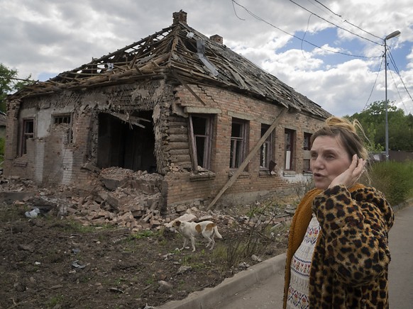 Une r�sidente devant sa maison d�truite par l&#039;arm�e russe � Bakhmut, dans la province du Donetsk.