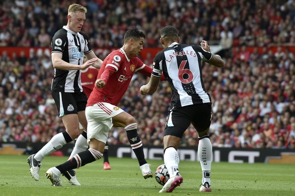 Cristiano Ronaldo aux prises avec deux joueurs de Newcastle samedi après-midi.