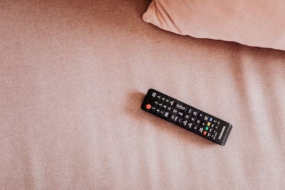 À manipuler avec attention: les télécommandes font partie des objets les plus contaminés des chambres d’hôtel!