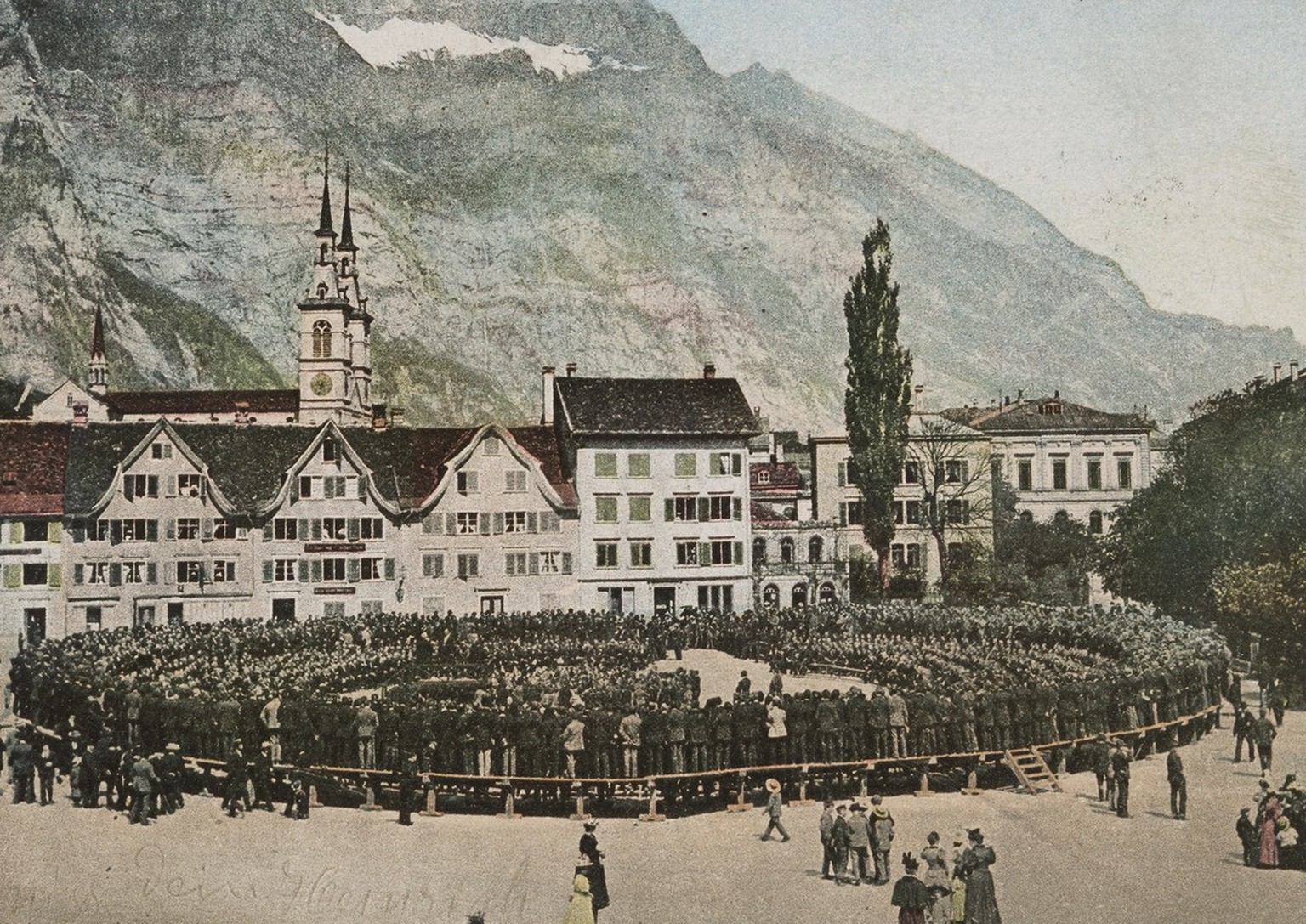 Carte postale représentant la landsgemeinde glaronnaise, vers 1895.