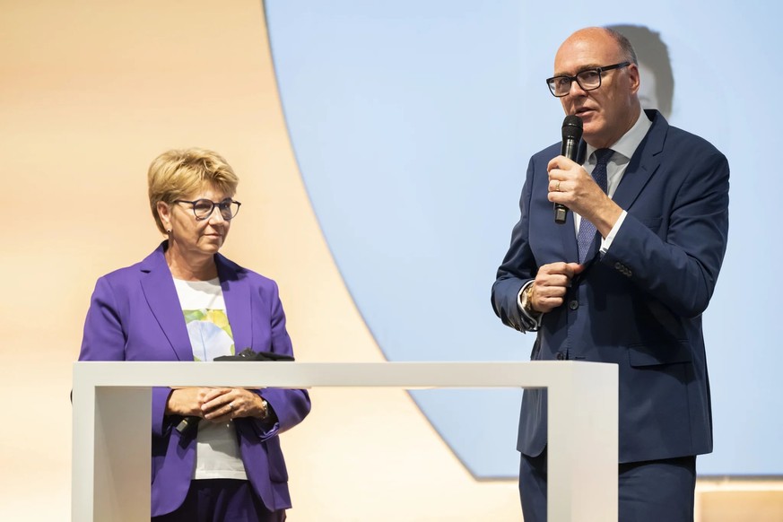 Le ministre de la Défense Martin Pfister s&#039;exprime aux côtés de sa prédécesseure Viola Amherd lors de l&#039;assemblée des délégués du parti centriste fin juin.