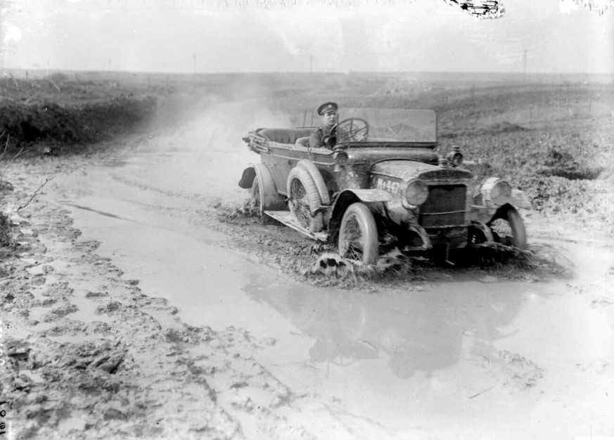 Un soldat britannique roule sur une route boueuse à Hamel, dans le nord de la France, janvier 1917.