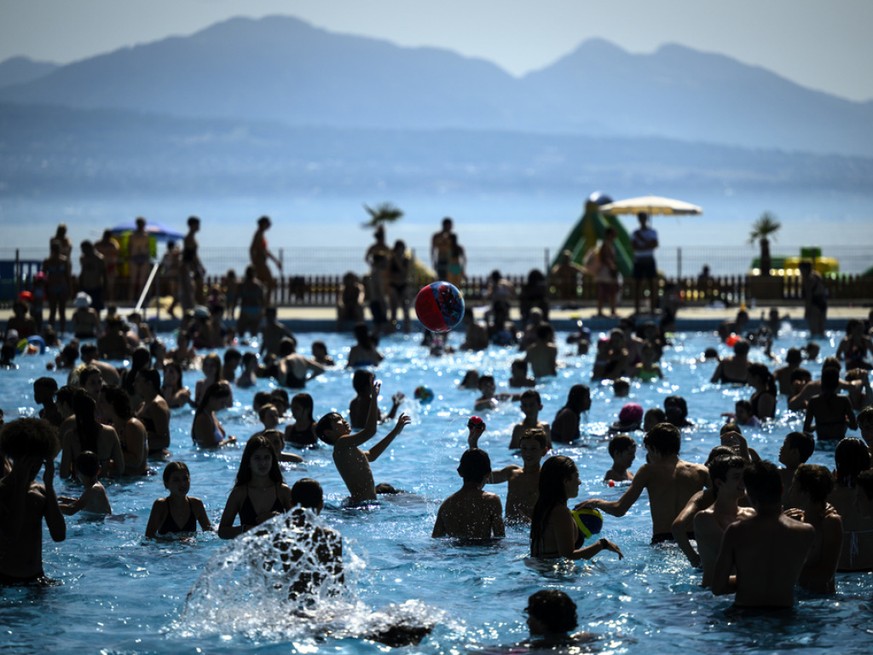 Enfants, adolescents, adultes, groupes d&#039;amis ou familles ont massivement convergé mercredi pour se rafraîchir gratuitement dans les deux piscines estivales de Lausanne en pleine canicule, ici à  ...