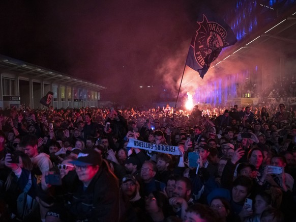 Les fans fribourgeois se sont massés aux abords de la patinoire de Saint-Léonard pour fêter les nouveaux champions de Suisse.