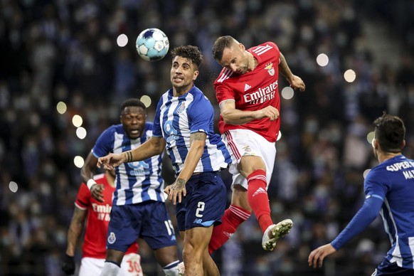 Seferovic, ici au duel avec Fabio Cardoso, lors du dernier Classico, le 23 décembre dernier, remporté 3-0 par le FC Porto