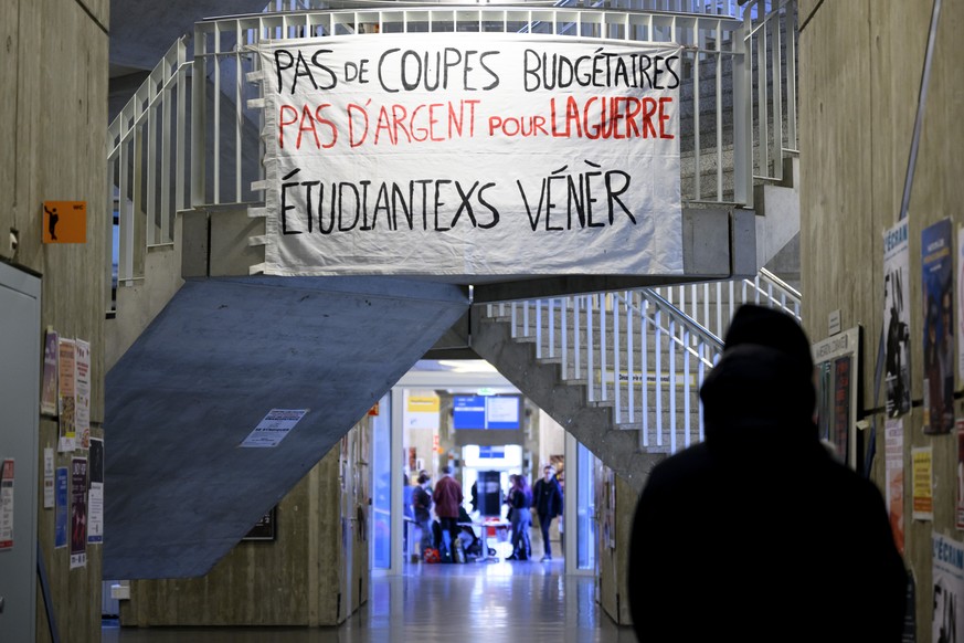 Les coupes prévues par le Conseil d&#039;Etat vaudois pour l&#039;Université de Lausanne (UNIL) suscitent des craintes auprès des étudiants et du personnel de la Haute Ecole. Une pétition munie de 360 ...