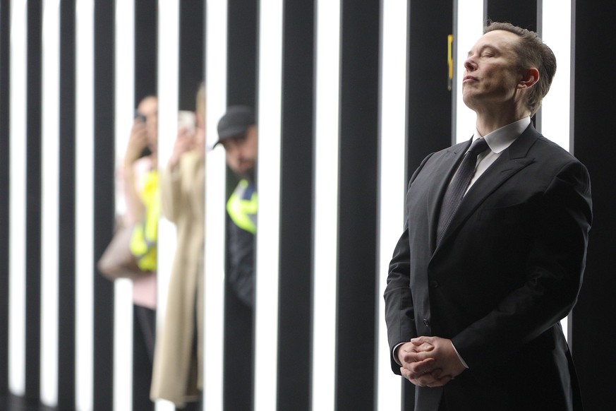 epaselect epa09842270 Tesla CEO Elon Musk attends the opening day of the Tesla &#039;Gigafactory&#039; in Gruenheide near Berlin, Germany, 22 March 2022. EPA/CHRISTIAN MARQUARDT / POOL