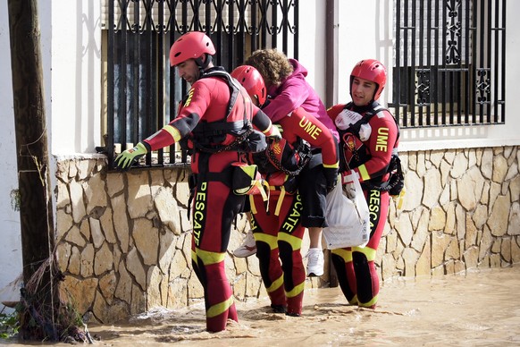 epaselect epa11692365 Members of the Spanish Emergency Military Unit (UME) help a resident in the flood-hit municipality of Mira, in the province of Cuenca, Spain, 30 October 2024. The intense rainfal ...