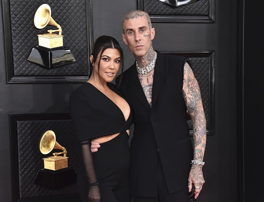 La star américaine Kourtney Kardashian, à gauche, et son nouveau mari, le rockeur Travis Barker, apparaissent lors de la 64e cérémonie annuelle des Grammy Awards à Las Vegas, le 3 avril 2022.