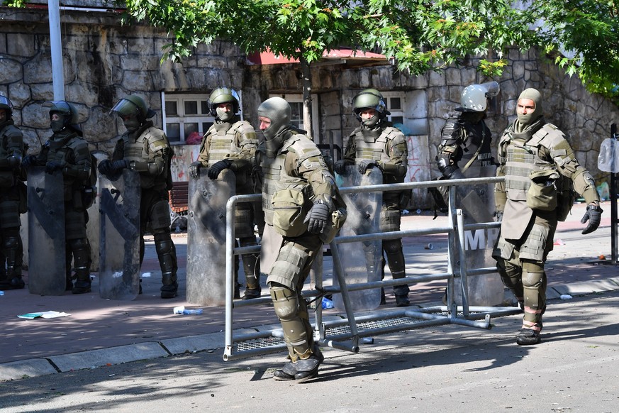 epa10662755 Soldiers of NATO-led international peacekeeping Kosovo Force (KFOR) set up positions in front of the building of the municipality in Zvecan, Kosovo, 30 May 2023. At least 25 KFOR peacekeep ...